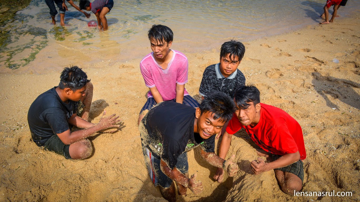 Bermain pasir putih dari pantai Sarangan gunungkidul