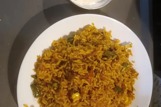 Veg Biryani [750 Ml] With Raita