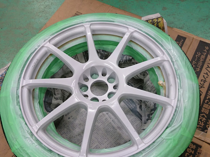 ホイールをスプレーで手軽に塗装しよう ラバースプレーの塗装方法を徹底解説します Cartuneマガジン