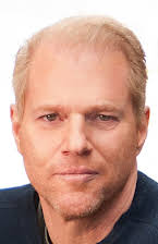 Noah Emmerich som 