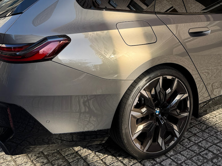 5シリーズ ツーリングのBMW5シリーズツーリング・G61・523d・Mスポーツ・スタッドレスタイヤへ交換に関するカスタム事例の投稿画像4枚目