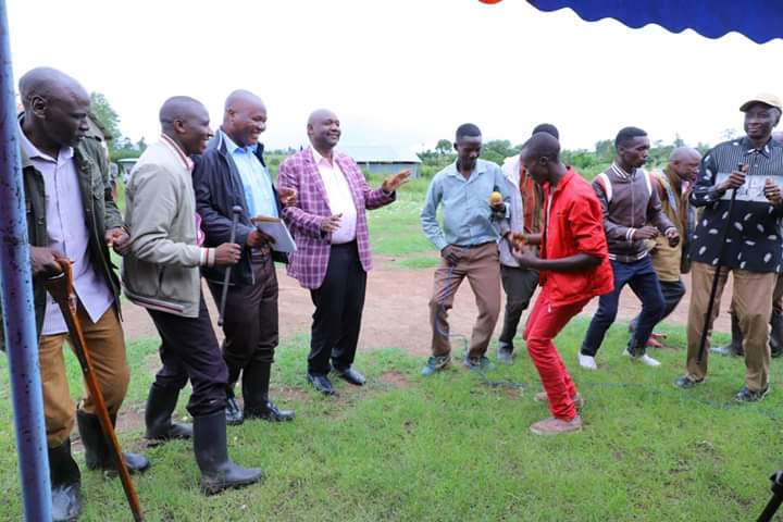 Narok Governor (centre) with Kipsigis musicians. With him are MCAs Kuyo ole Kijabe (R), Stanley Langat (Ilkerin), Vincent Rotich (Mogondo) and Richard Keter (Ololmasani) (L) at Kigonor Secondary School in Transmara West sub county.