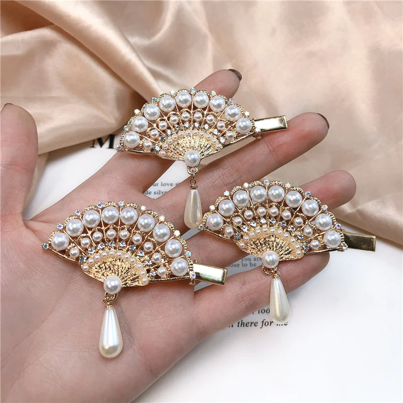 Presilha bico de pato elegante com pérolas e strass, visual sofisticado e fácil de usar, ideal para penteados rápidos e charmosos.