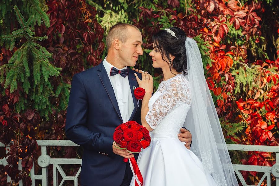 Fotógrafo de casamento Larisa Dovgalyuk (lora-foto). Foto de 17 de outubro 2017