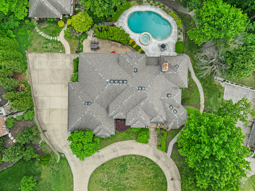 Property purchase in St. Louis (United States) - Aerial view house with pool and garden