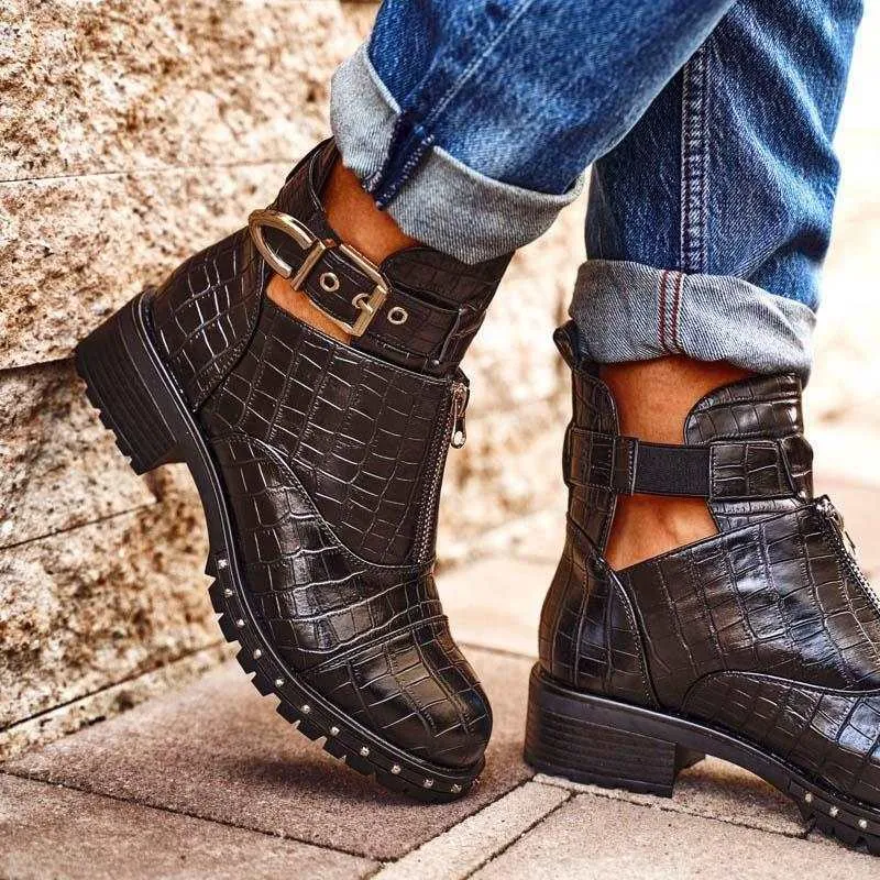 Bottines Martin confortables d'hiver avec bout rond et coutures basses. Chaussures chaudes et stylées pour l'hiver, idéales pour usage quotidien et activités.