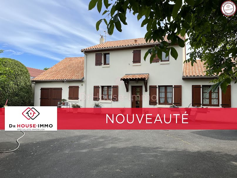 Vente maison 6 pièces 180 m² à Neuville-de-Poitou (86170), 276 000 €