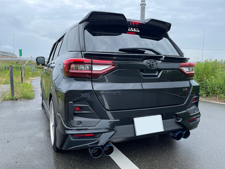 ライズの４本出しマフラー・リアゲートスポイラー・車高調整に関するカスタム事例の投稿画像1枚目