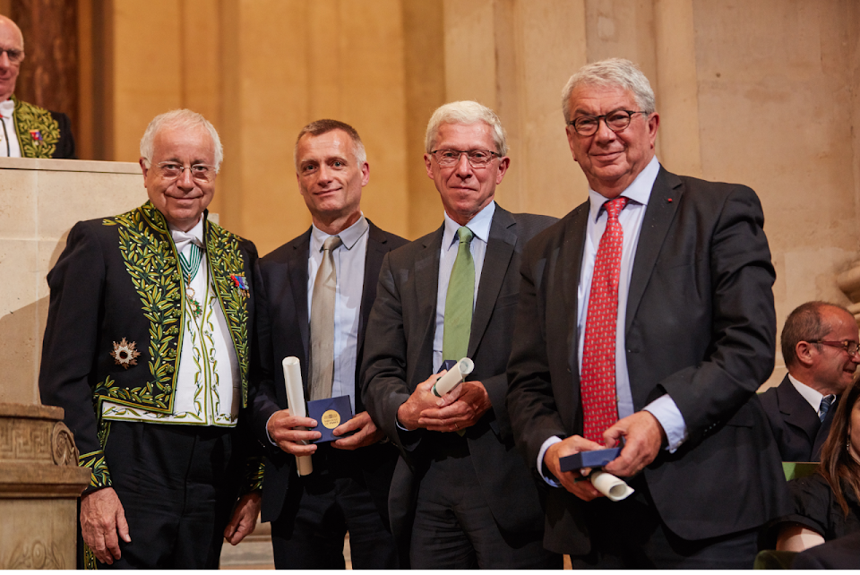 Jean-Robert Pitte, secrétaire perpétuel de l'Académie des sciences morales et politiques et président du jury du Prix humanitaire Louis D., Didier Arthaud, président-fondateur de Basiliade, L'Arche, Bruno de Laage, président de L'Arche, et Jean-François Guthmann, président de l'OSE © Henri du Cray