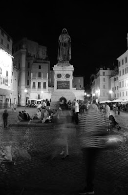 La statua sopra il tempo. di noce