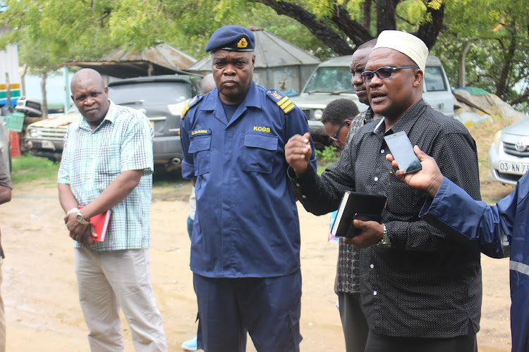 Tanzanian consular in Mombasa Athman Haji addressing the Tanzanian fishermen at Kilifi old ferry on Saturday 25 May. On his left is KCGS Commander Glenn Majanga