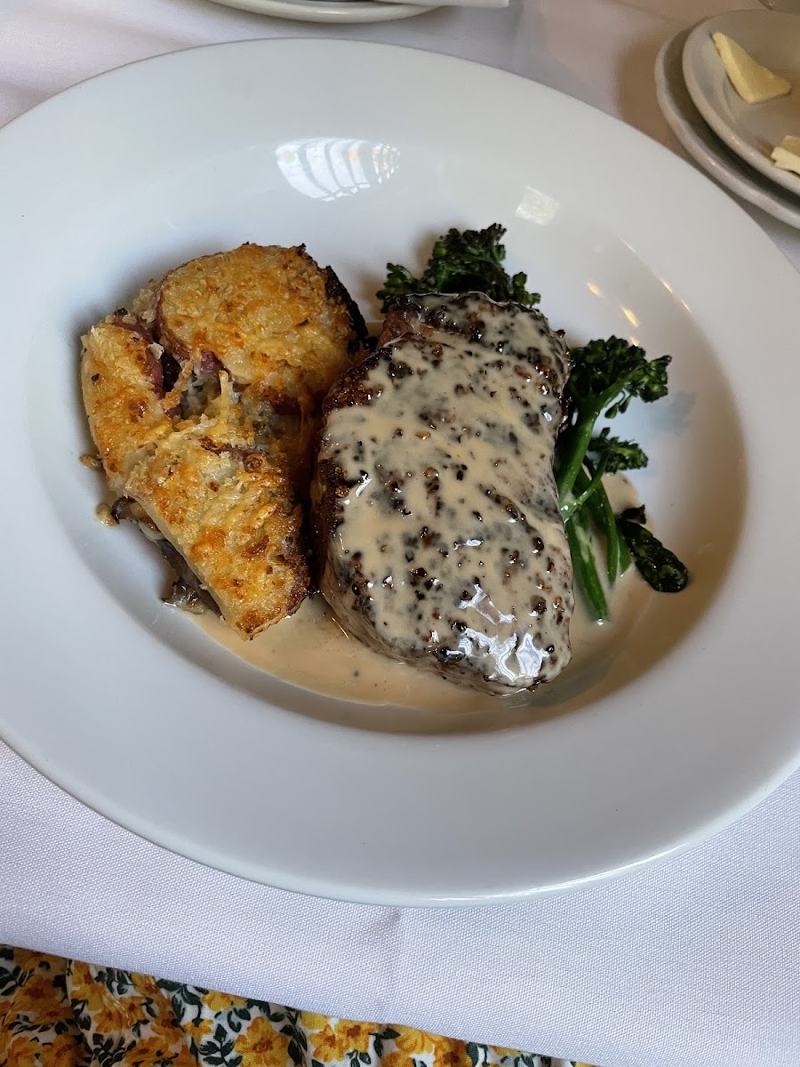 Creamy mushroom potatoes, beef tenderloin with gravy & broccoli florets! Amazing!!!