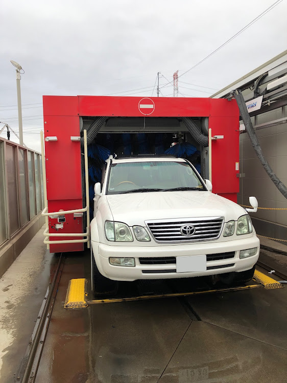 ランドクルーザー100のコロナウイルスに負けるな・洗車・洗車機でラクラク・ひさぶりの洗車に関するカスタム事例の投稿画像1枚目