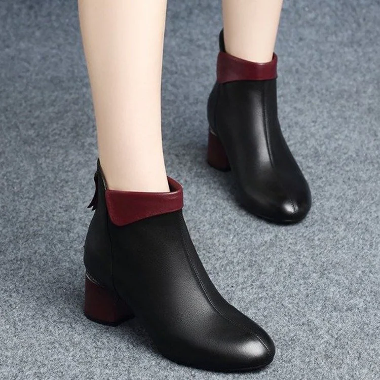 Botas Martin femininas com salto grosso e bico redondo, cano curto. Conforto e estilo para seus looks diários.