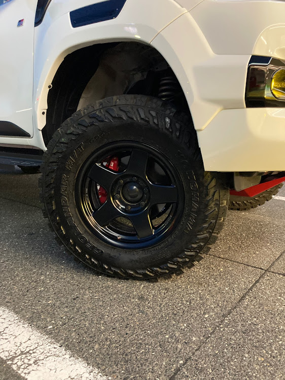 ハイラックスのハイラックスGR・ペキニーズ・オーバランダー・285/70R17に関するカスタム事例の投稿画像2枚目