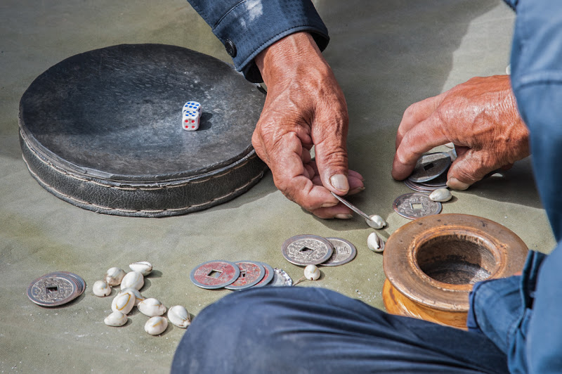 The Tibetan game of Sho in progress ..  di laurafacchini