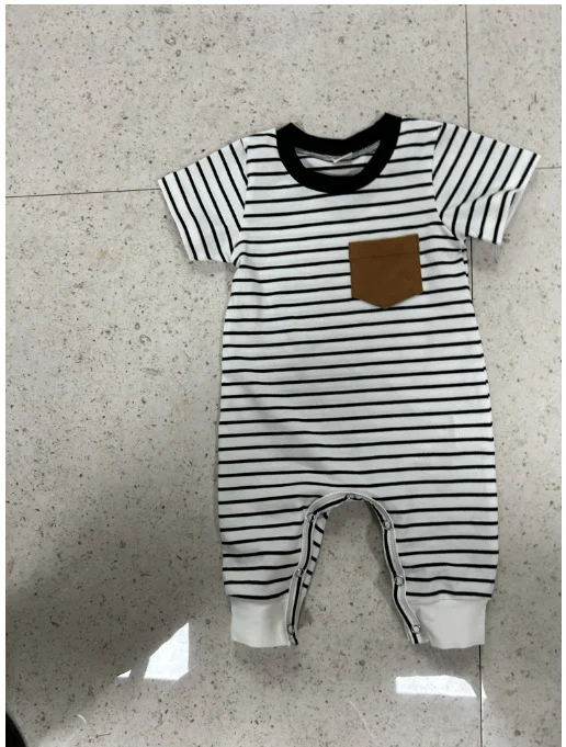 Gestreepte romper met korte mouwen voor jongens, ideaal om in te spelen en te ontdekken. Biedt comfort en stijl, perfect voor de zomer.