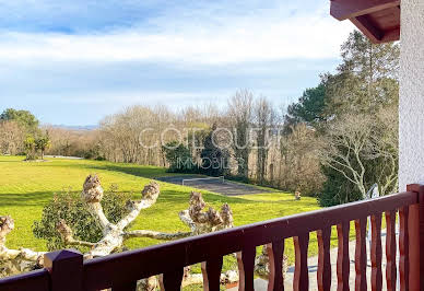 Maison avec piscine et jardin 8