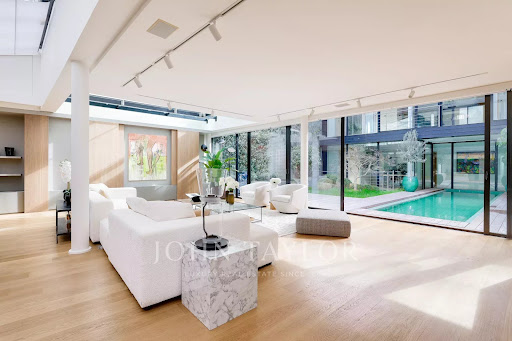 Private mansion with garden 2