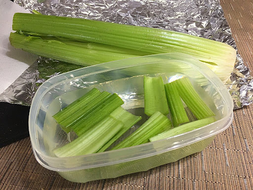 A couple great kitchen tips on how to extend the shelf-life of your celery 