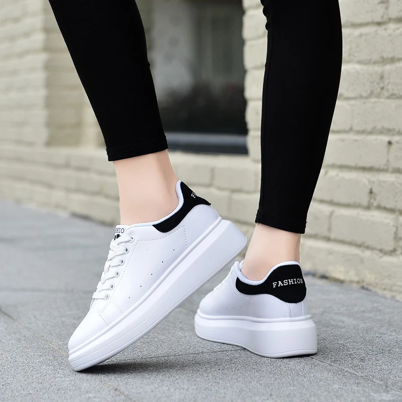 Title 2, Białe Sneakersy Damskie