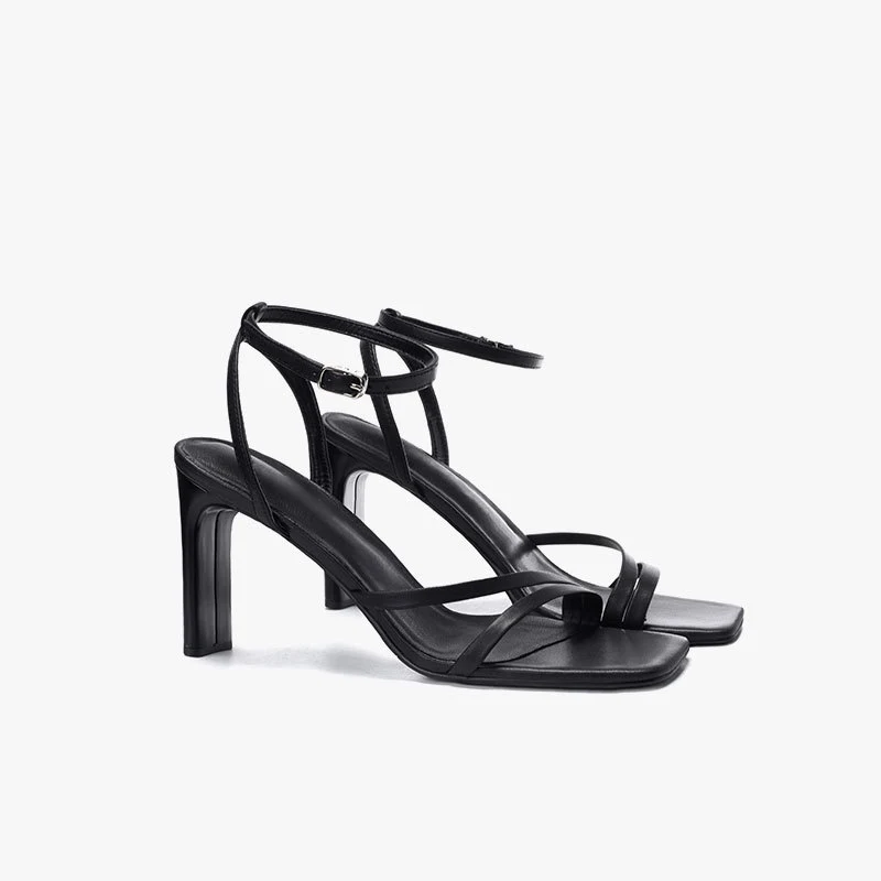 Zapatos de tacón alto negro grueso con tacón medio, elegantes y cómodos para un look sofisticado y moderno, ideales para cualquier ocasión.