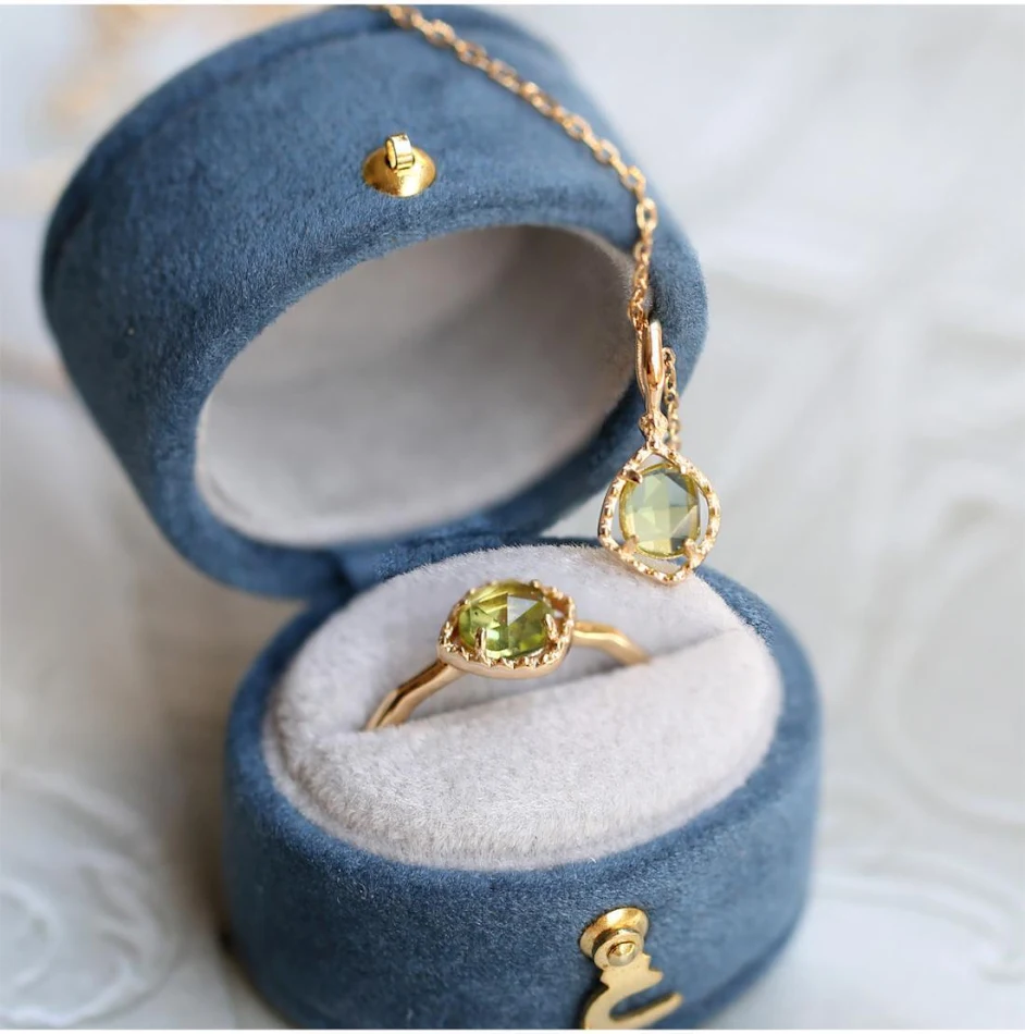 Japanse imitatie peridot ring voor dames. Betaalbare elegantie. Schitterende dames sieraden voor elke gelegenheid. Het perfecte cadeau.