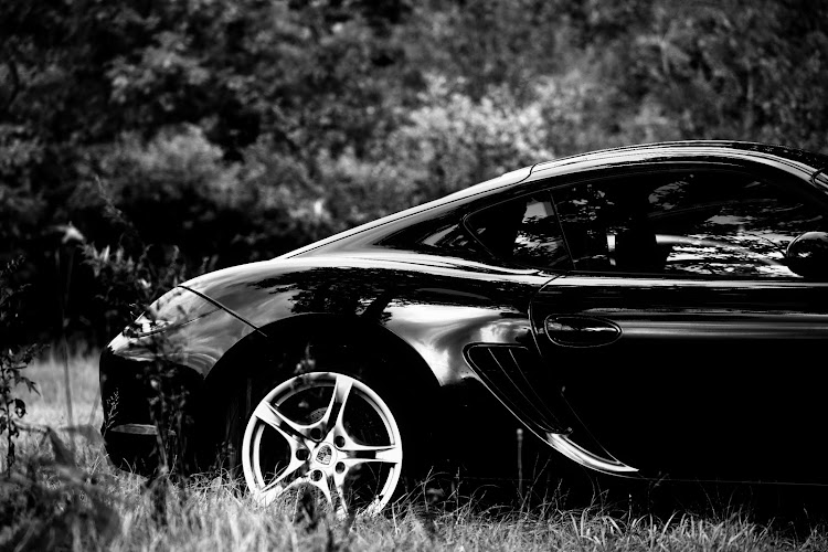 987ケイマンSの愛車の白黒写真展・モノクロ祭り便乗・梅雨・みんなのセンターキャップが見たいに関するカスタム事例の投稿画像1枚目