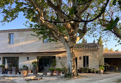 Maison avec piscine et jardin 15