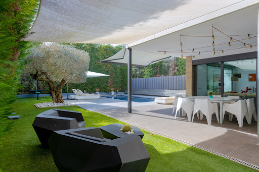 Contemporary house with pool and garden 5