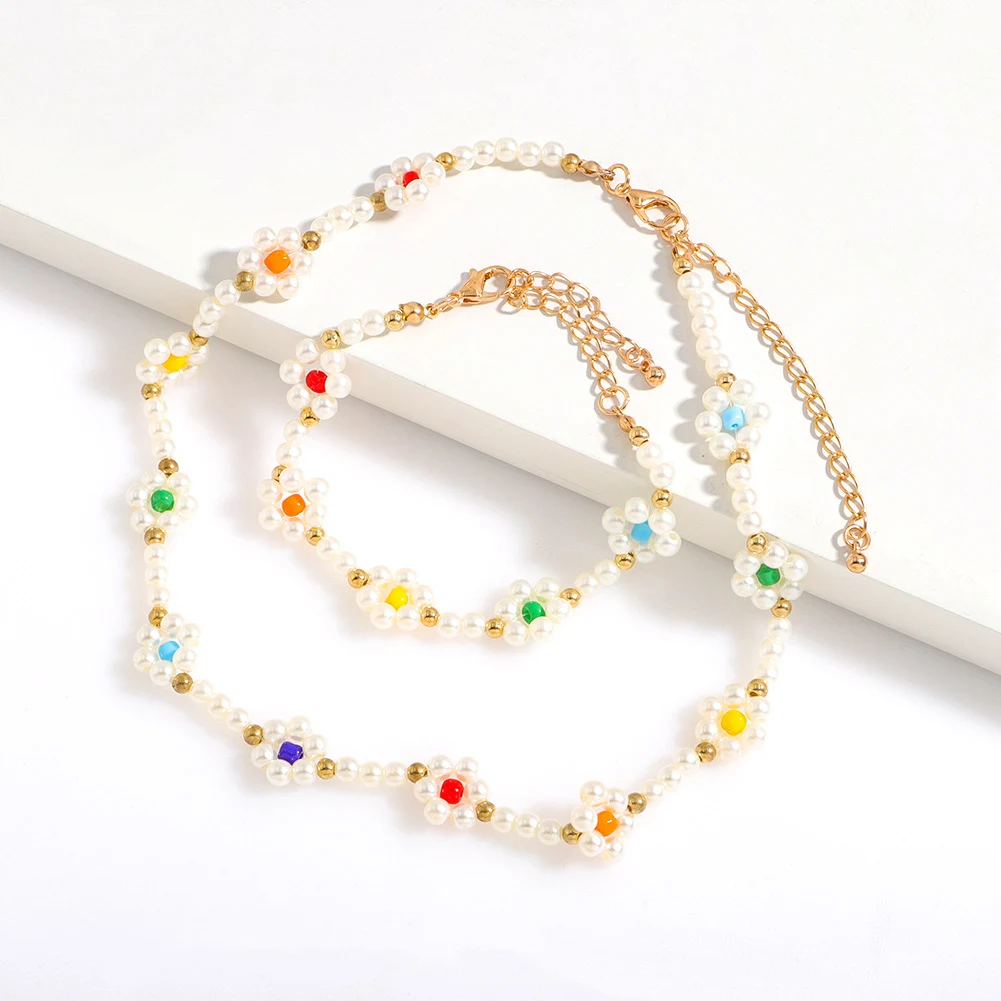 Title 5, Collier et bracelet fleurs tissées de perles, u...