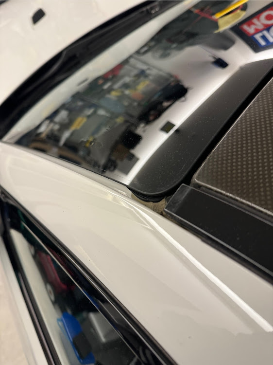 M3 クーペのカーボンルーフ直す・モール外しに関するカスタム事例の投稿画像1枚目