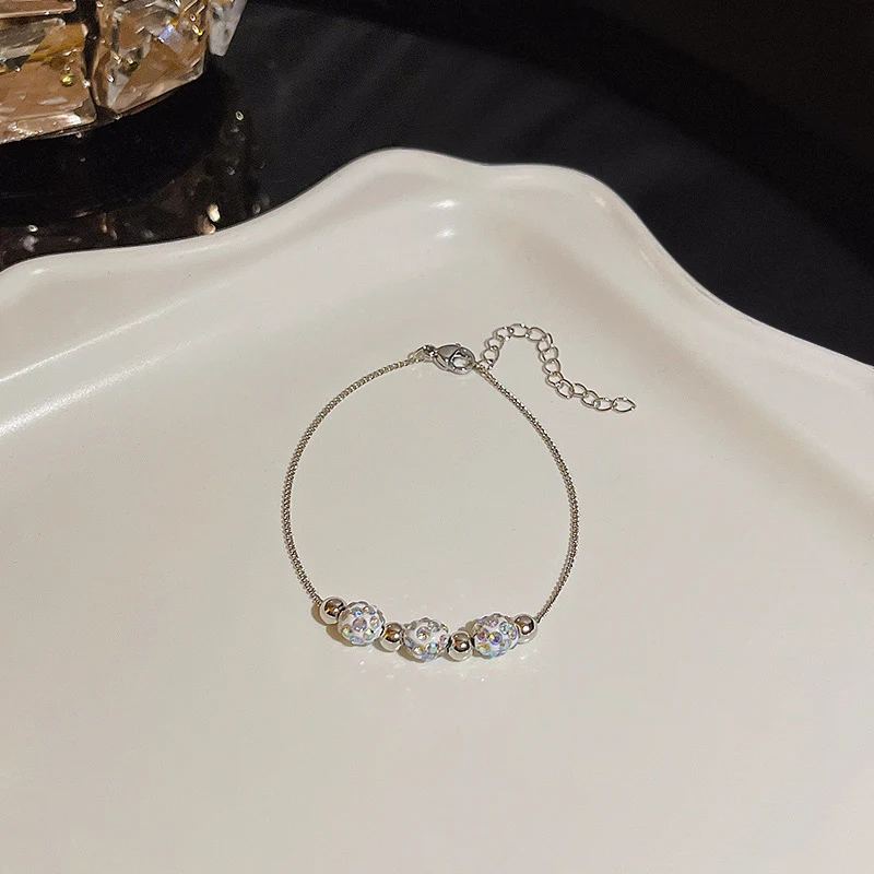 Veelzijdige zirkonen bloemen parel armband. Een elegante accessoire voor elke gelegenheid. Verfraai je outfit met subtiele glans.