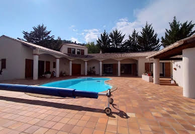 Villa avec piscine et terrasse 9