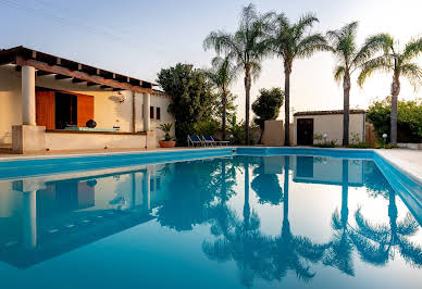 Villa with pool and garden 6