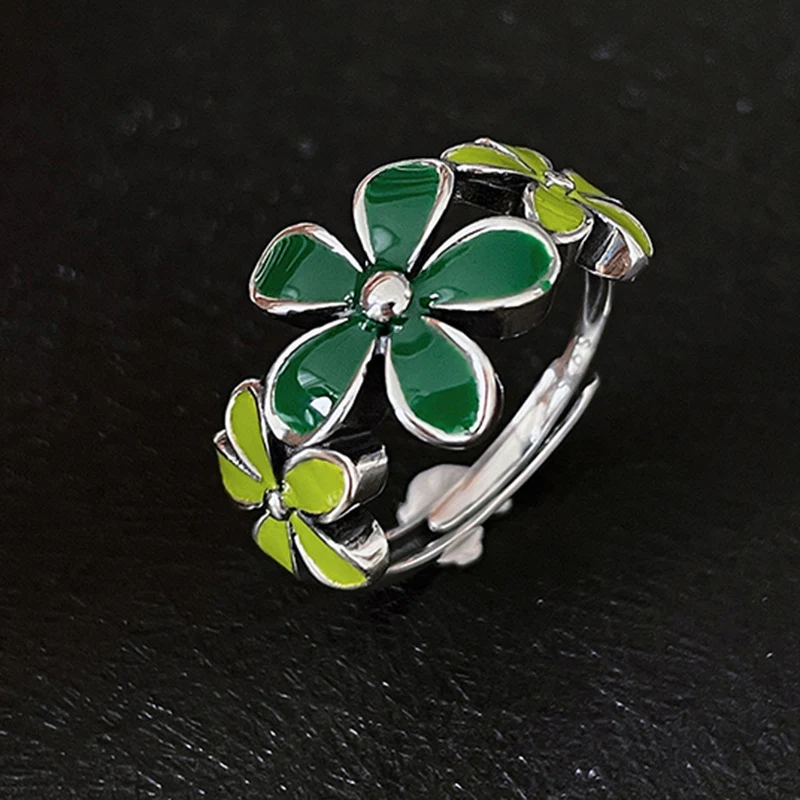 Anel de flor verde natural esmaltado para mulheres, perfeito para adicionar um toque elegante e vibrante ao seu visual, celebrando a beleza da natureza.