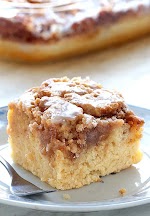 Easy Cinnamon Roll Coffee Cake was pinched from <a href="http://cakescottage.com/2017/04/12/easy-cinnamon-roll-coffee-cake/" target="_blank">cakescottage.com.</a>