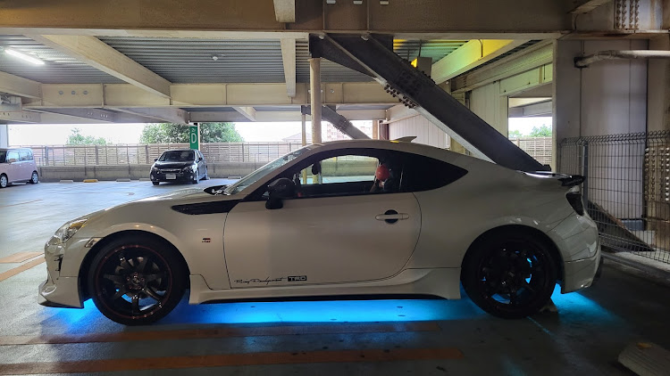 86の86BRZオーナーさんと繋がりたい・アンダーネオン・立体駐車場に関するカスタム事例の投稿画像3枚目