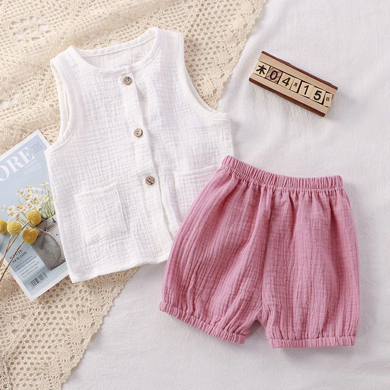 Conjunto de colete infantil leve em fio de algodão cor lisa. Conforto e leveza para as crianças, ideal para o dia a dia e diversas ocasiões.