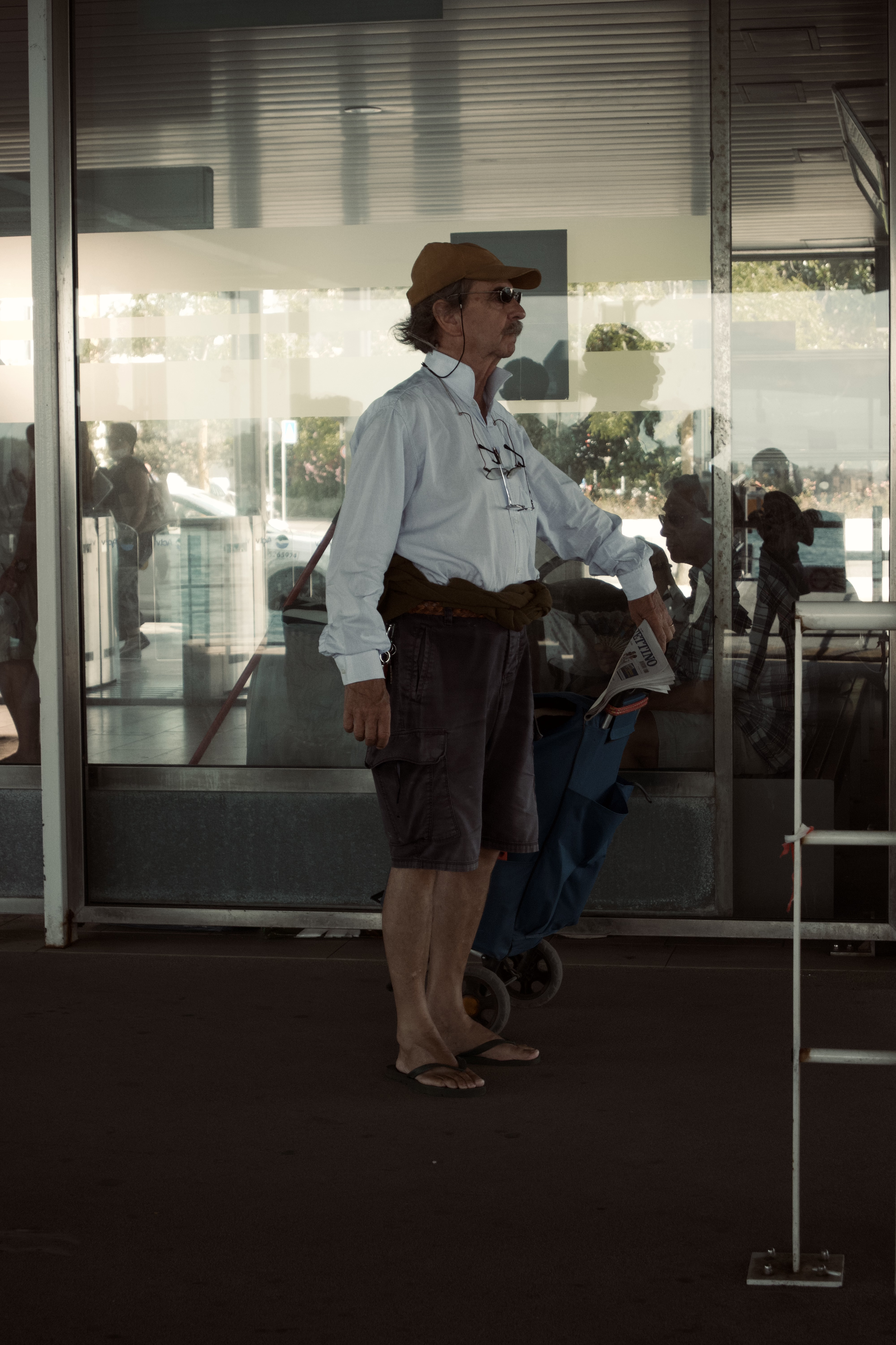 Tourist with three glasses di Cateph