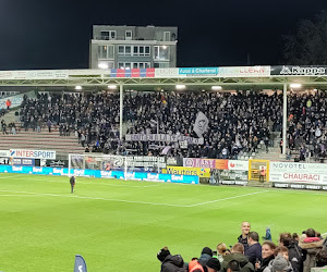 Anderlecht-fans tonen steun aan verbannen Carolo-ultra's