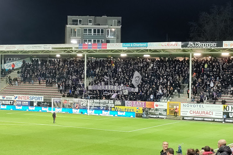 Anderlecht-fans tonen steun aan verbannen Carolo-ultra's