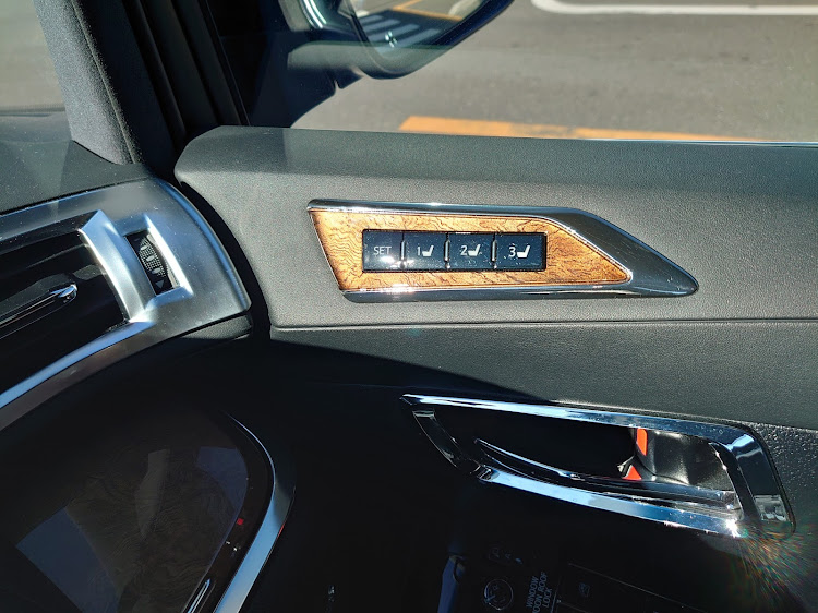 ヴェルファイアのシートメモリースイッチメッキ化・シートメモリースイッチフルカスタムに関するカスタム事例の投稿画像6枚目