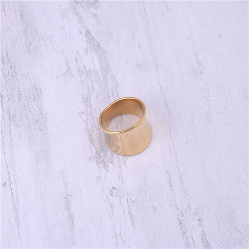 Title 4, Bague large dorée pour femme, un bijou intempor...
