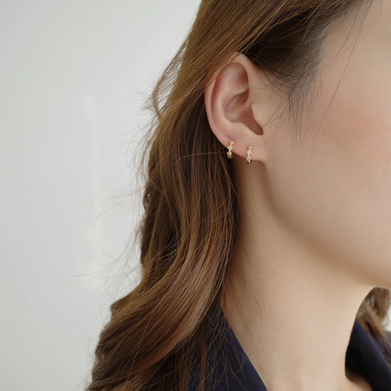 Zircon Design Oorbellen Koud en Simpel. Elegante damesaccessoires. Minimalistisch design voor een verfijnde en moderne look. Perfect voor dagelijks gebruik.