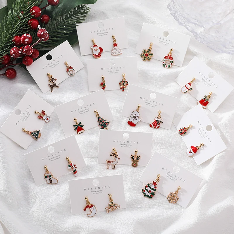 Pendientes de Navidad de aguja de plata 925, ideales para lucir festivos y elegantes. Diseño hipoalergénico, cómodos y perfectos para regalo.