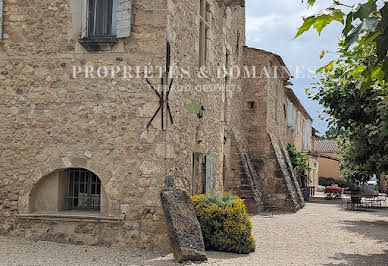 Vineyard with outbuildings 18