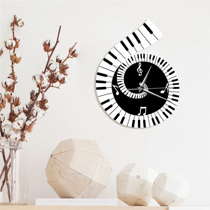 Decoratieve wandklok met treble clef, pianotoetsen en muzieknoten, onregelmatig design, ideaal voor muziekliefhebbers en interieur.