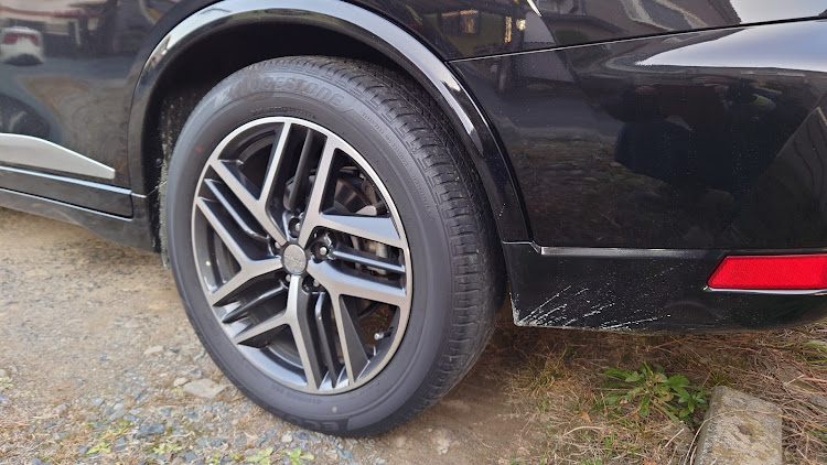 エクストレイルの汚れが…・洗車したい・赤いビラビラ(笑)　マッドフラップ・成人式・おめでとうに関するカスタム事例の投稿画像3枚目