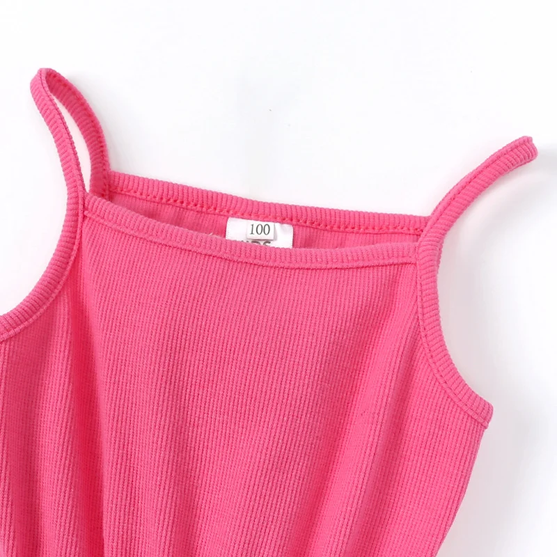 Meisjes rib mesh camisole jurk. Een luchtige en comfortabele jurk voor warme zomerdagen. Stijlvol en perfect voor casual gelegenheden.